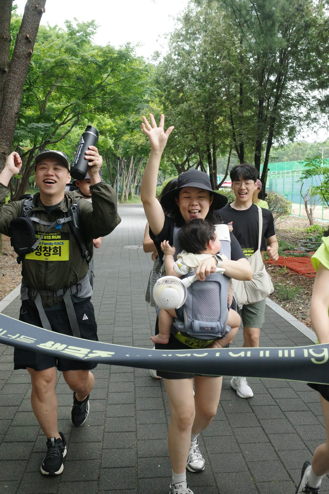 아기띠를 하고 결승선을 통과하는 가족