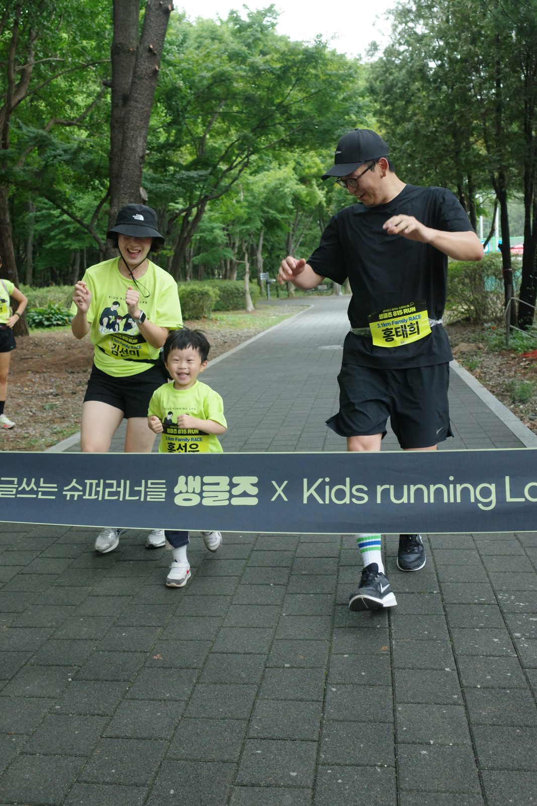 아빠와 함께 결승선을 통과하는 아이