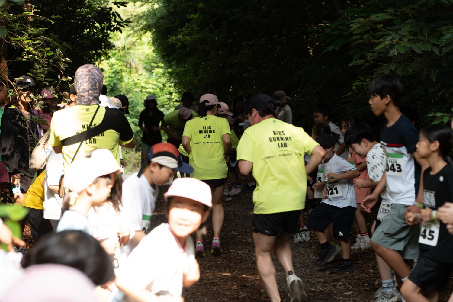 등에 KIDS RUNNING · FAMILY RUNNING CREW가 새겨진 네오그린 단체티