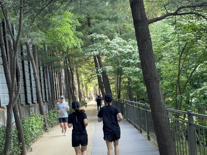 달리기를 마치고 웃는 엄마들