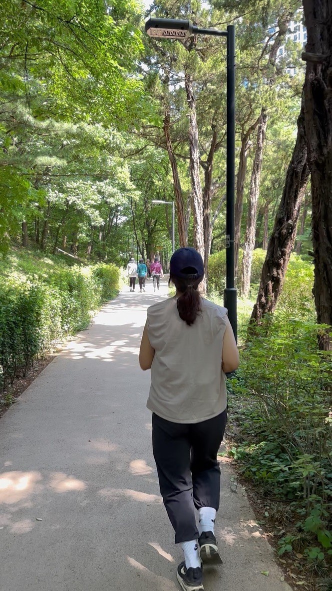 아침 숲길을 달리는 엄마들
