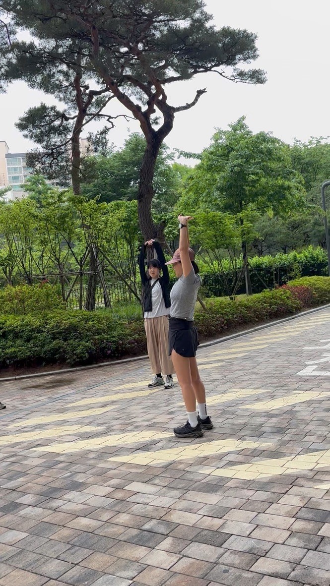 달리기 전 스트레칭하는 엄마들