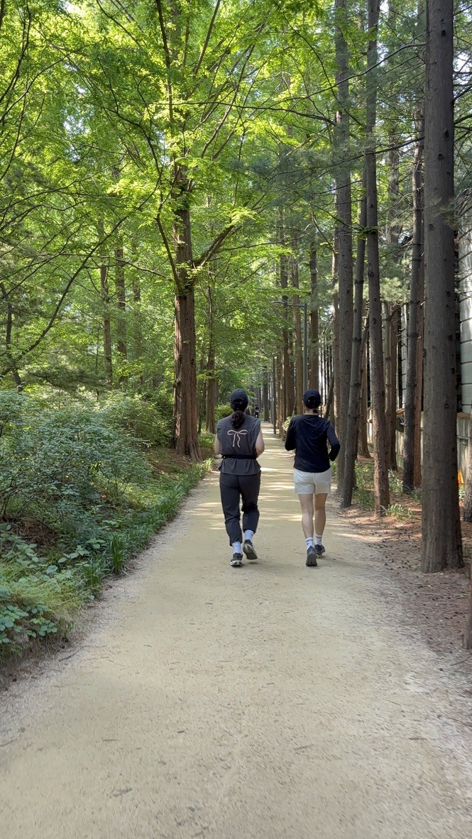 달리기를 마치고 이야기 나누는 엄마들