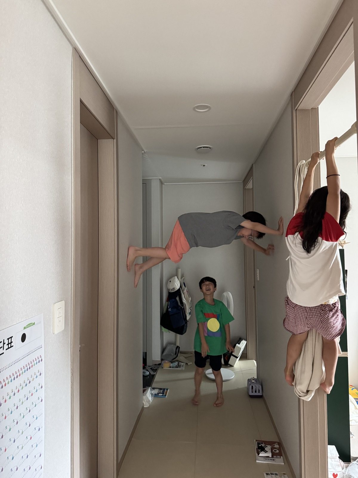 여름방학 아침, 집 안에서 정신없이 뛰노는 아이들