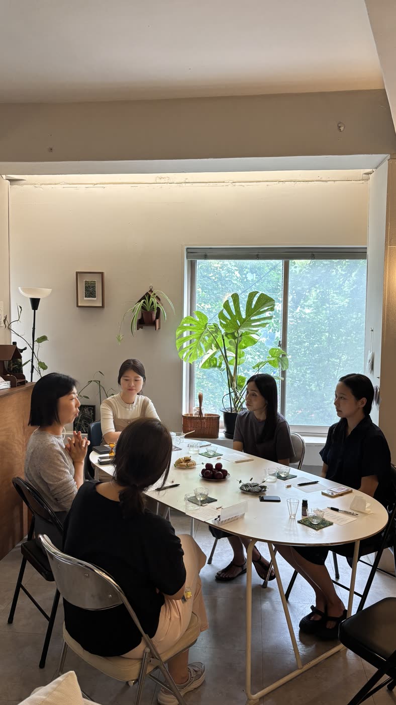둘러앉아 차를 마시며 이야기 나누는 엄마들