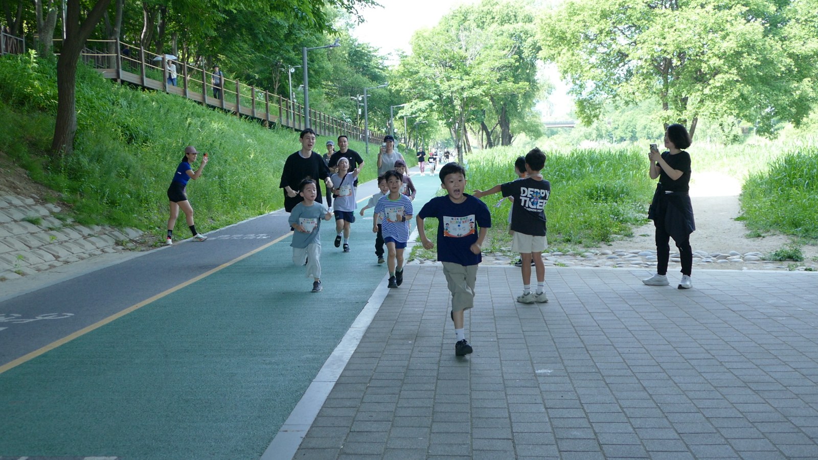 양재천 러닝 코스를 달리는 키즈러닝 챌린지 참가 어린이들